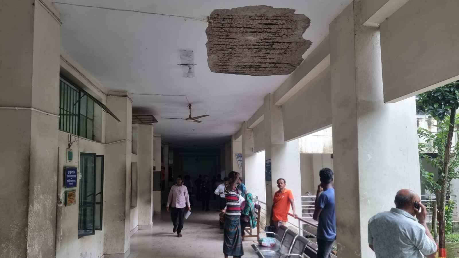 বাগেরহাট আদালত ভবনে ছাদের পলেস্তারা ধসে আহত -৫, নিরাপত্তা নিয়ে চরম শঙ্কা ‎