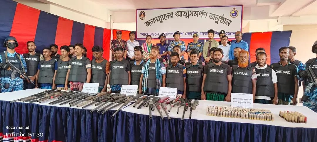 সুন্দরবনে জাহাঙ্গীর বাহিনীর প্রধানসহ ২৭ বনদস্যুর আত্মসমর্পণ ‎