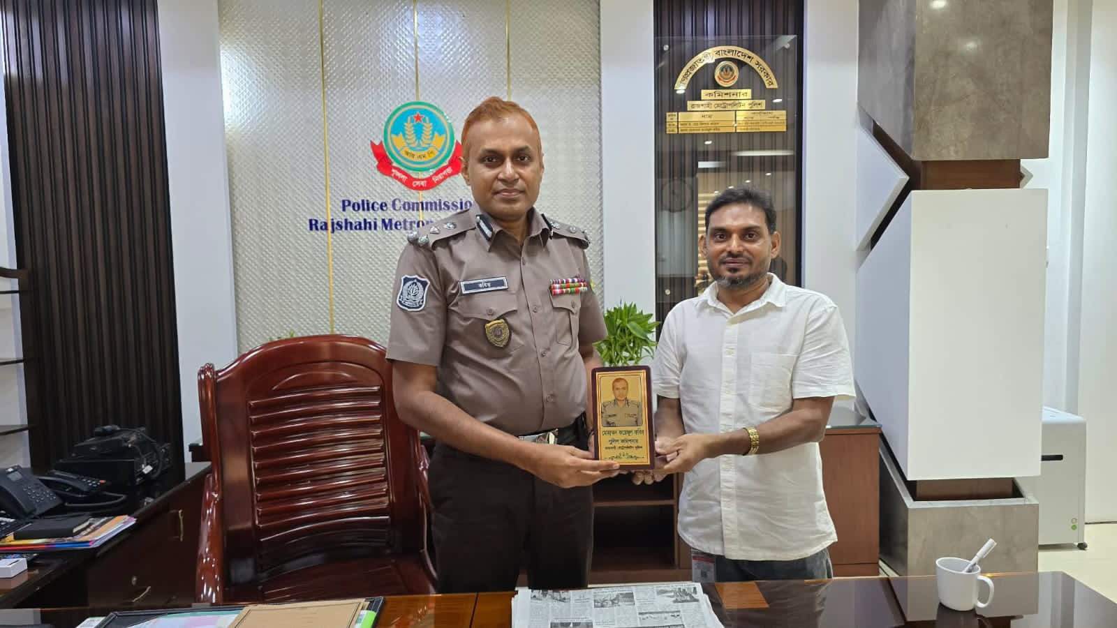 আরএমপি পুলিশ কমিশনার ফয়েজুল কবিরের সাথে সাংবাদিক নেতা মাখনের সৌজন্য সাক্ষাৎ