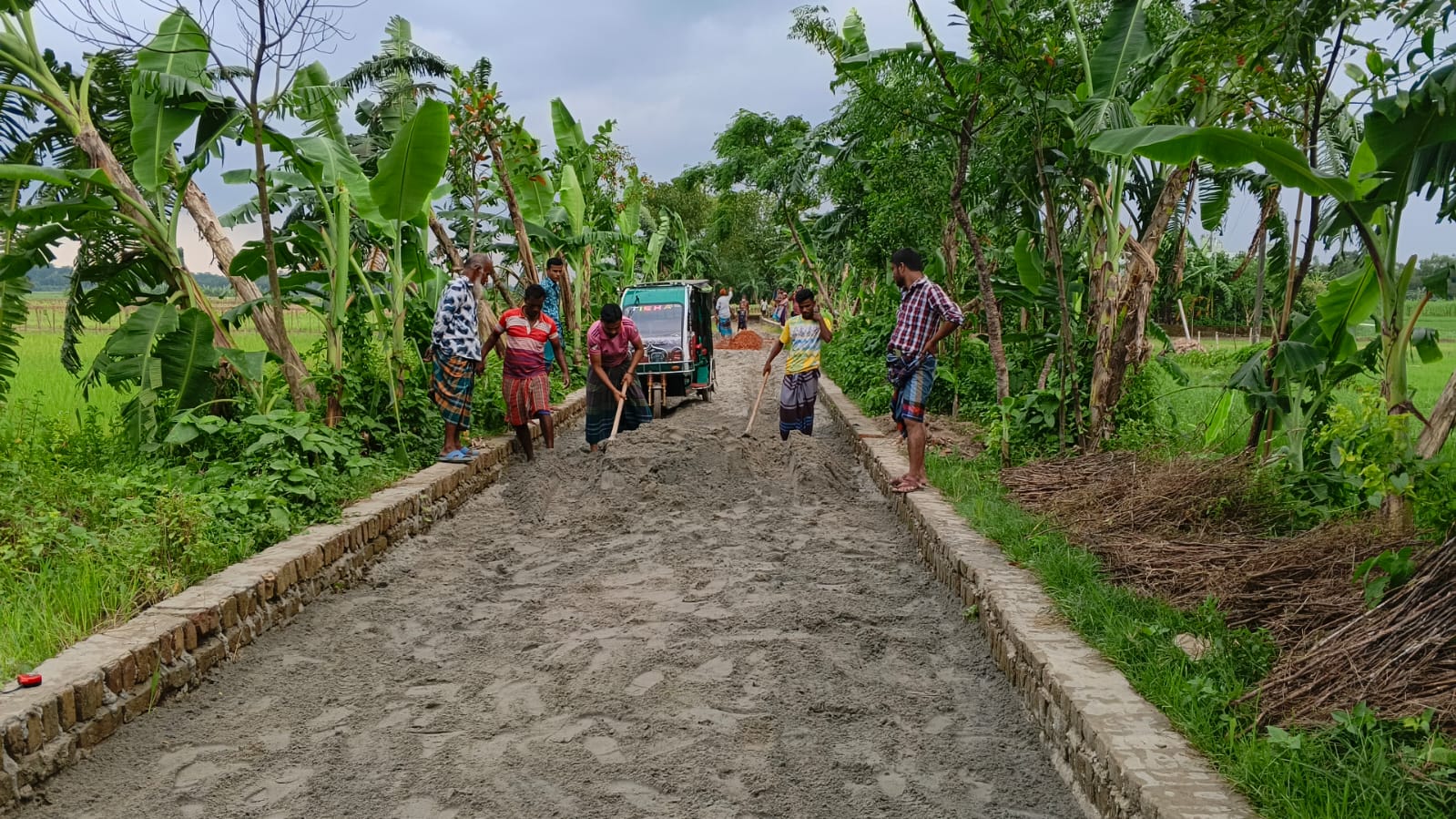 কুলিয়ারচরে রাস্তার কাজে নিম্নমানের সামগ্রী: এলাকাবাসীর তোপের মুখে কাজ বন্ধ করলো এলজিইডি