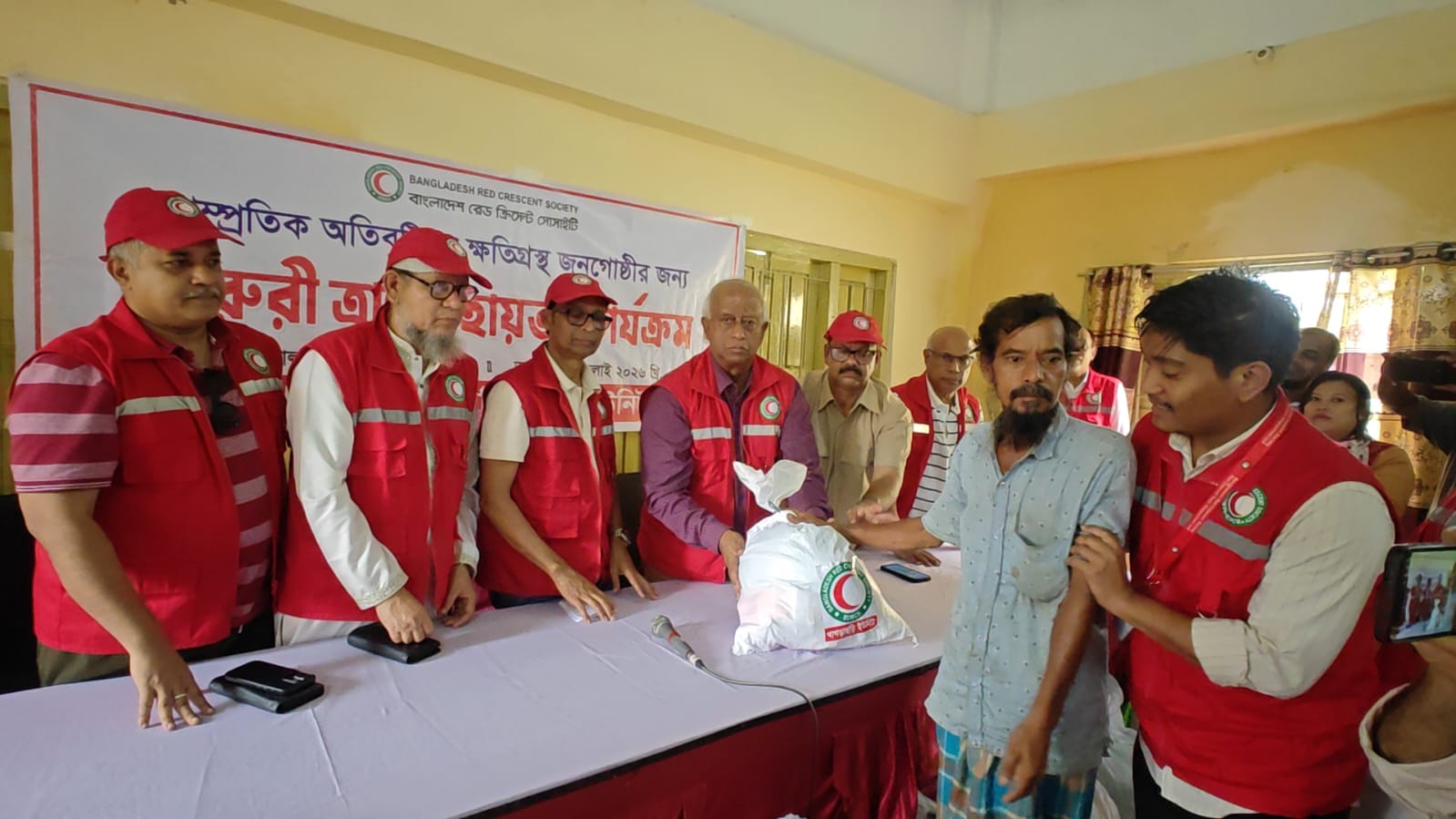 খাগড়াছড়িতে বন্যার্তদের পাশে রেড ক্রিসেন্ট ও ইউসিবি ব্যাংক
