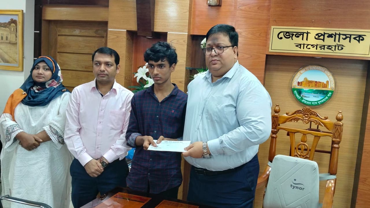 ইকনকে সহায়তা দিলেন বাগেরহাট জেলা প্রশাসক