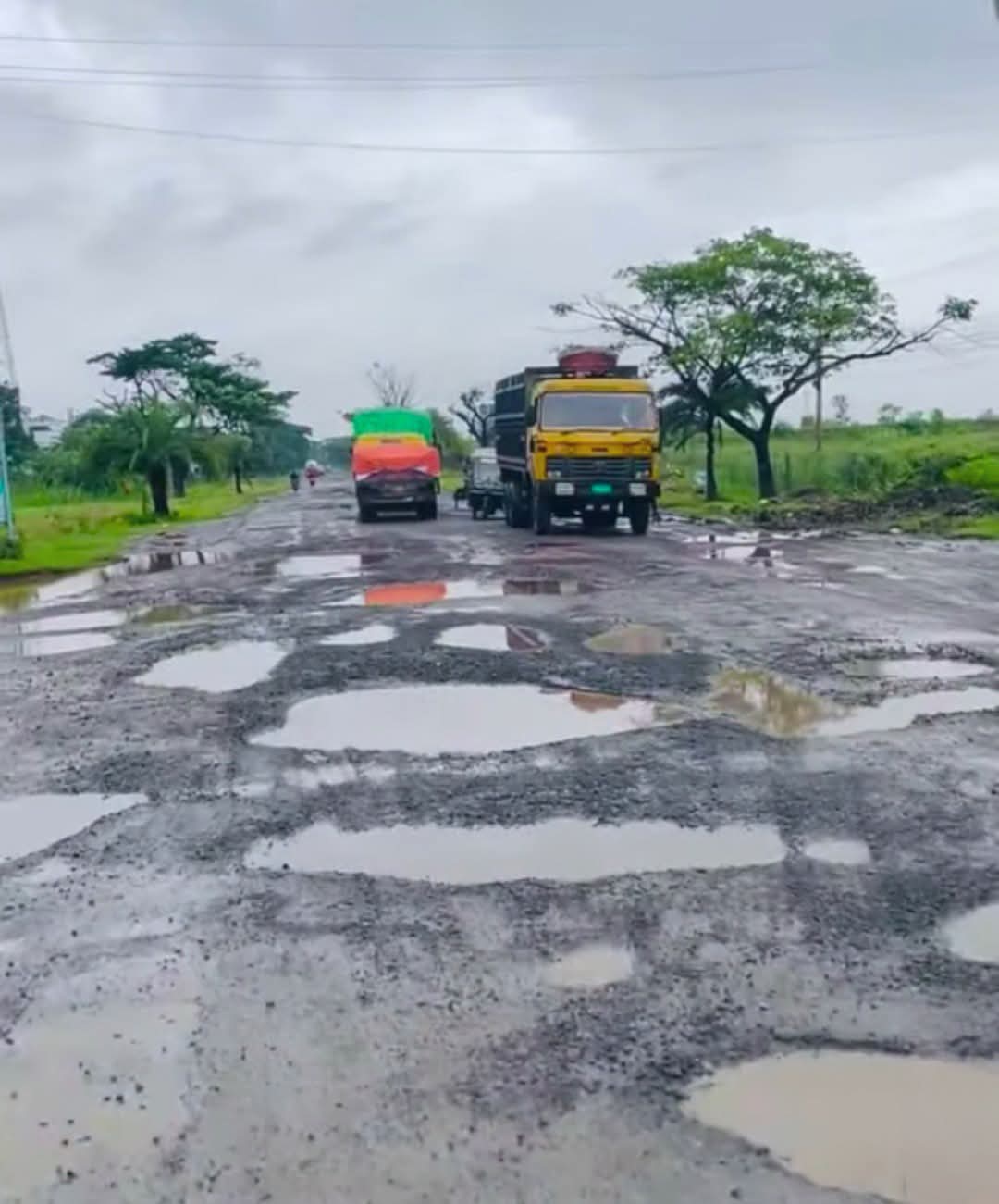 মোংলা-বাগেরহাট মহাসড়কের ২০ কিলোমিটার রাস্তার বেহাল দশা, যানবাহন চলাচলে ভোগান্তি ‎