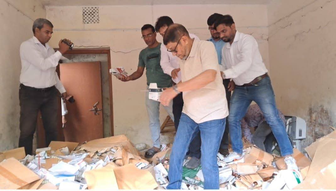মোরেলগঞ্জ হাসপাতালে হঠাৎ স্বাস্থ্যমন্ত্রী, লাখ লাখ টাকার মেয়াদোত্তীর্ণ ওষুধের সন্ধান ‎