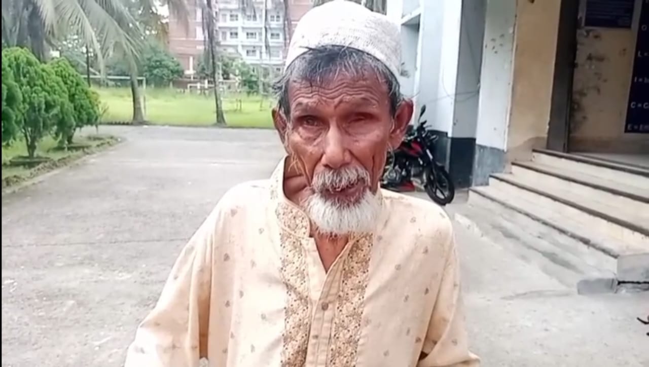 সন্তানের অবহেলা ও নির্যাতনের অভিযোগে মানবেতর জীবন, ৯৭ বছরের বৃদ্ধের শেষ ভরসা ভিক্ষা