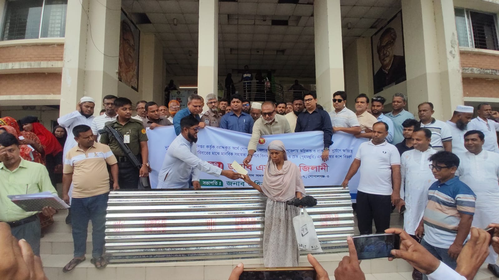 দুর্যোগে ক্ষতিগ্রস্ত ৬০ পরিবারের পাশে এমপি এস এম জিলানী: ঢেউটিন-আর্থিক সহায়তা বিতরণ, স্বাস্থ্য কমপ্লেক্স পরিদর্শন ও বৃক্ষরোপণ