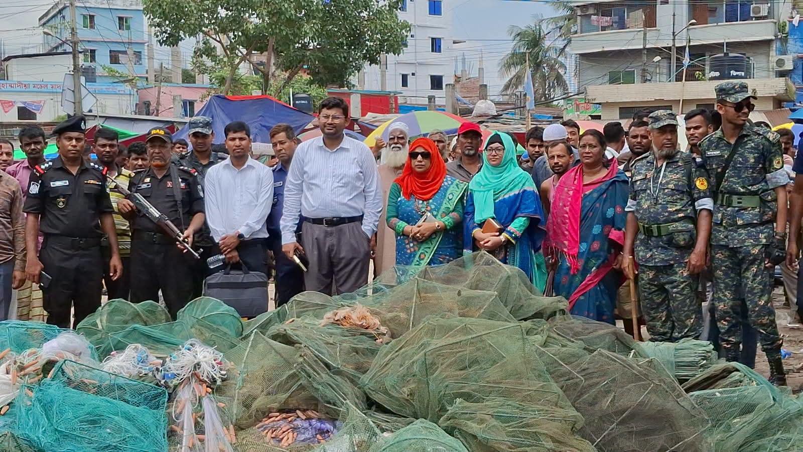 নরসিংদীতে উপজেলা নির্বাহী অফিসার এর নির্দেশনা অবৈধ প্রায় ২ কোটি টাকার কারেন্ট ও রিং জাল পুড়িয়ে দিলেন