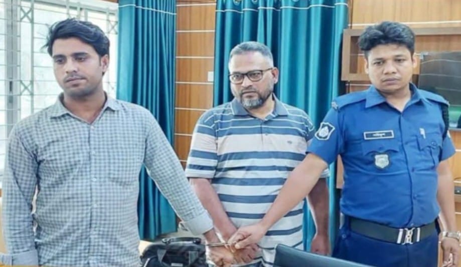 কুমিল্লা আঞ্চলিক নির্বাচন অফিসে ভুয়া কর পরিদর্শকসহ দুই প্রতারক আটক