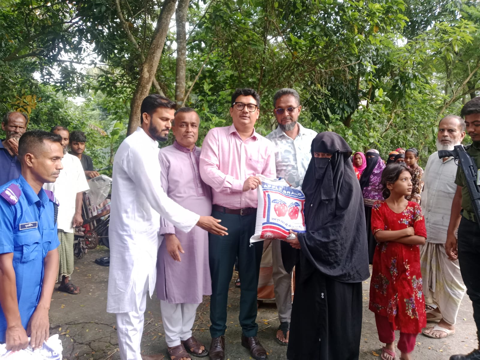 টুঙ্গিপাড়ায় ১০০ বন্যার্ত পরিবারের মাঝে উপজেলা প্রশাসনের ত্রাণ বিতরণ