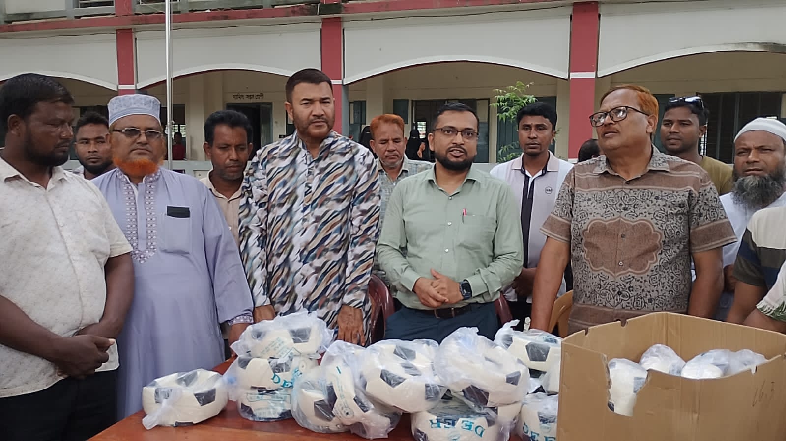 খানসামায় ফুটবল বিতরণ, শিক্ষার্থীদের গণিত ক্লাস নিলেন ইউএনও