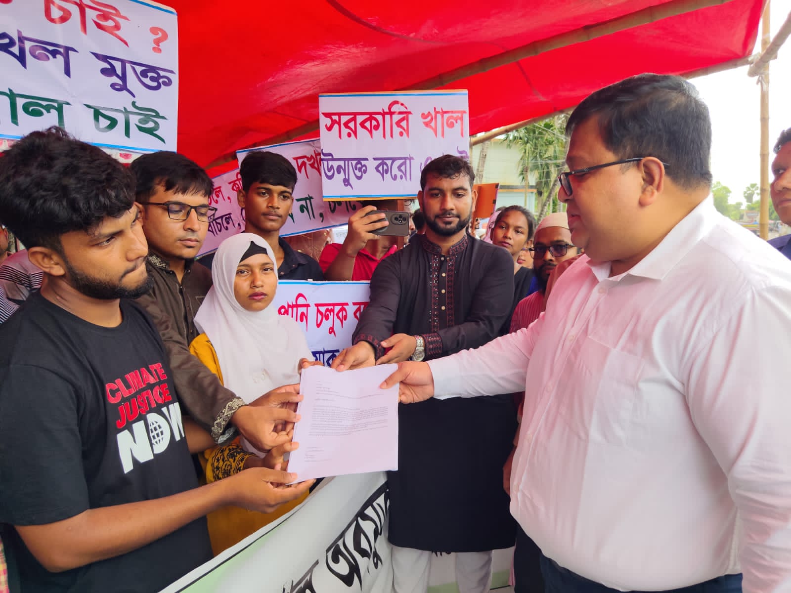 সংসদ সদস্য-জেলা প্রশাসকের আশ্বাসে বাগেরহাটে খাল দখলমুক্তঃ আন্দোলন স্থগিত ‎