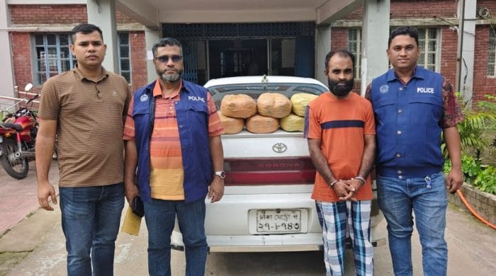 কুমিল্লা ব্রাহ্মণপাড়া থানা পুলিশের অভিযানে ১৪ কেজি গাঁজাসহ গ্রেফতার-১