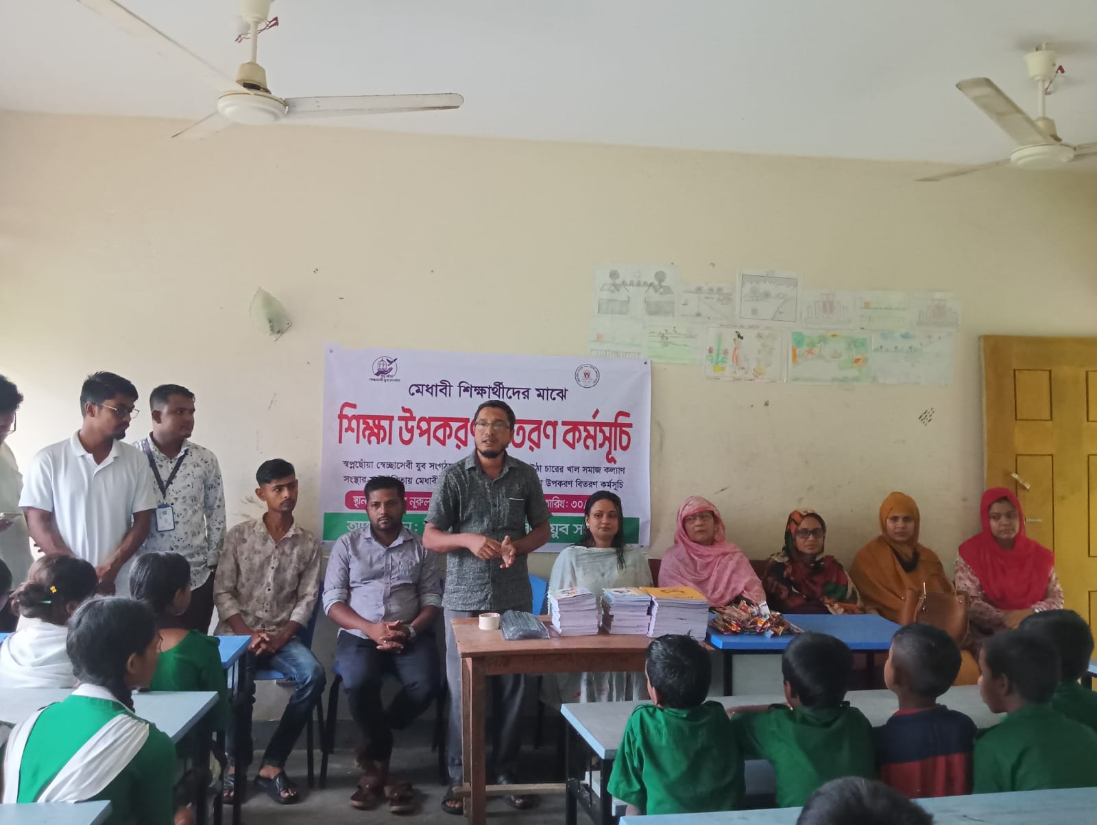 আমতলীতে স্বপ্নছোঁয়া স্বেচ্ছাসেবী যুব সংগঠন এবং ছোনাউঠা চারের সমাজ কল্যাণ সংস্থার উদ্যোগে শিক্ষা উপকরণ বিতরণ
