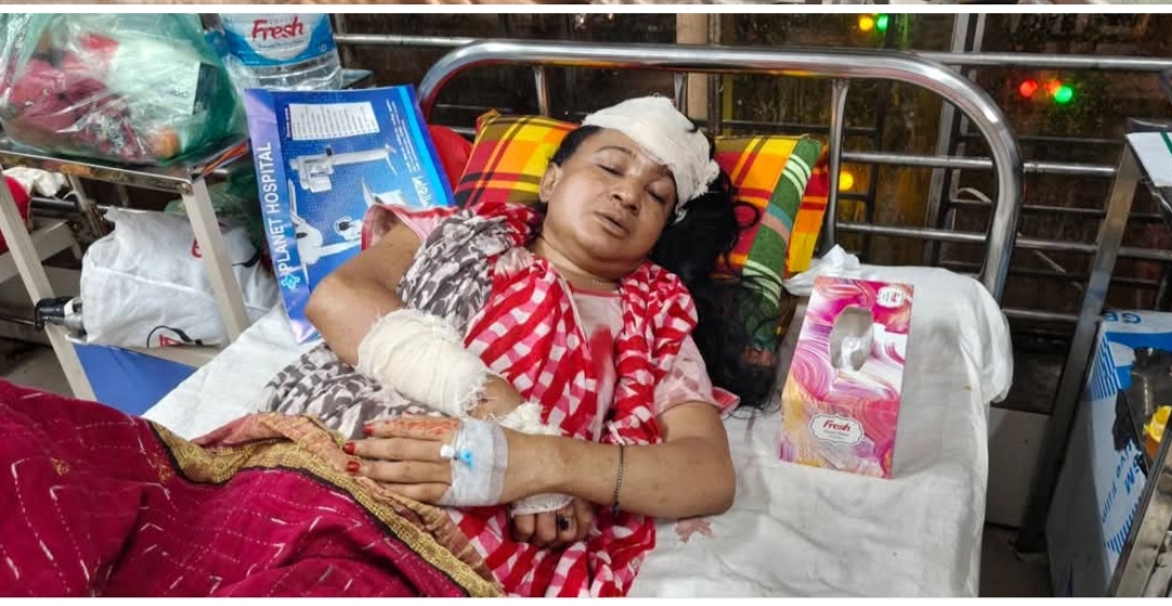 মাদারীপুরে ধারের টাকা চাওয়ায় মাদারীপুরে নারীকে কুপিয়ে জখম,বাড়িঘর ভাঙচুর