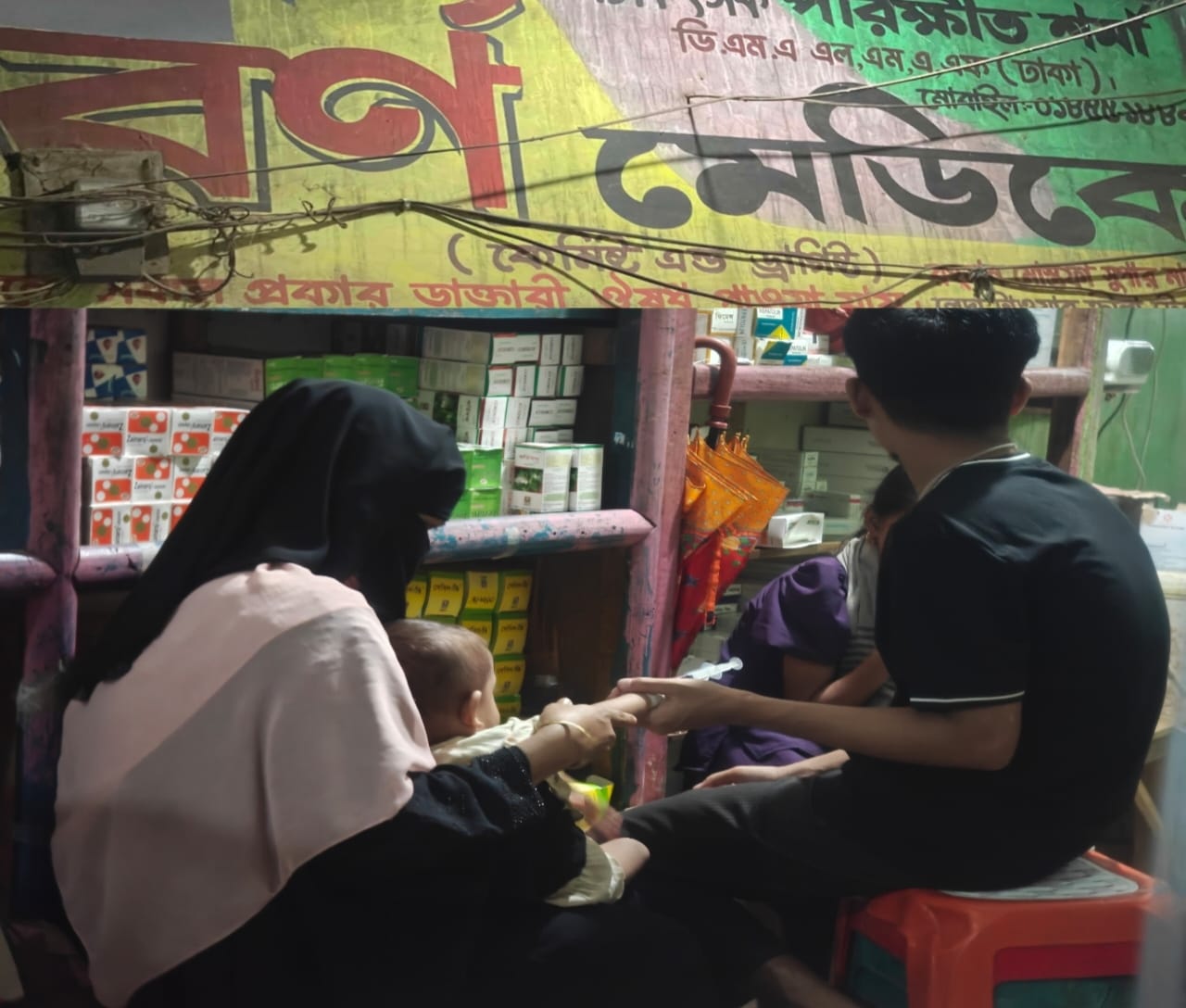 টেকনাফে বর্ণ মেডিকো ফার্মেসী যেন মিনি হাসপাতাল