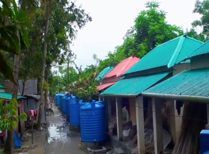 গৃহহীনদের জন্য নির্মিত ঘরে ঝুলছে তালা, আগাছায় ঢেকেছে আঙিনা; জনকল্যাণে ব্যবহারের দাবি