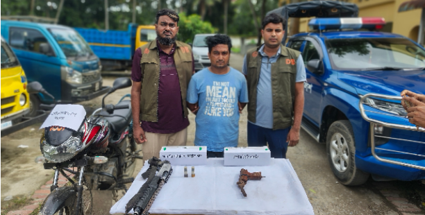 কুমিল্লায় ডিবি পুলিশের অভিযানে সরকারি শর্টগান ও এলজিসহ যুবক গ্রেপ্তার