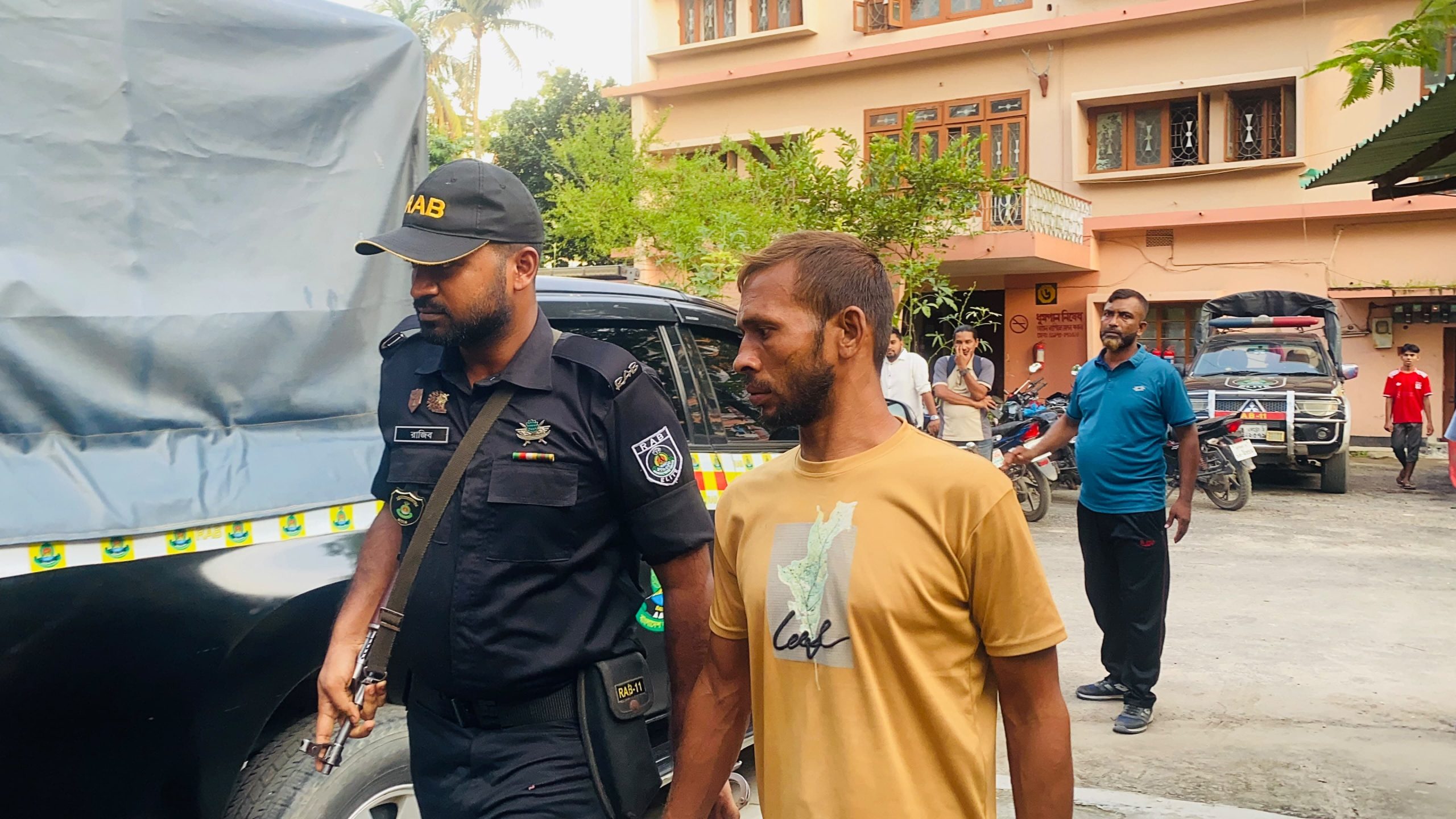 কুমিল্লায় র‍্যাবের অভিযানে কাশিমপুর কারাগার থেকে পালানো দণ্ডপ্রাপ্ত আসামি আটক