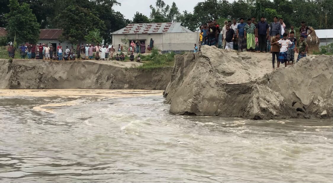 ইসলামপুরে ব্রহ্মপুত্র নদের ভাঙ্গন: চোখের সামনেই ভিটেমাটি হারিয়ে দিশেহারা মানুষ