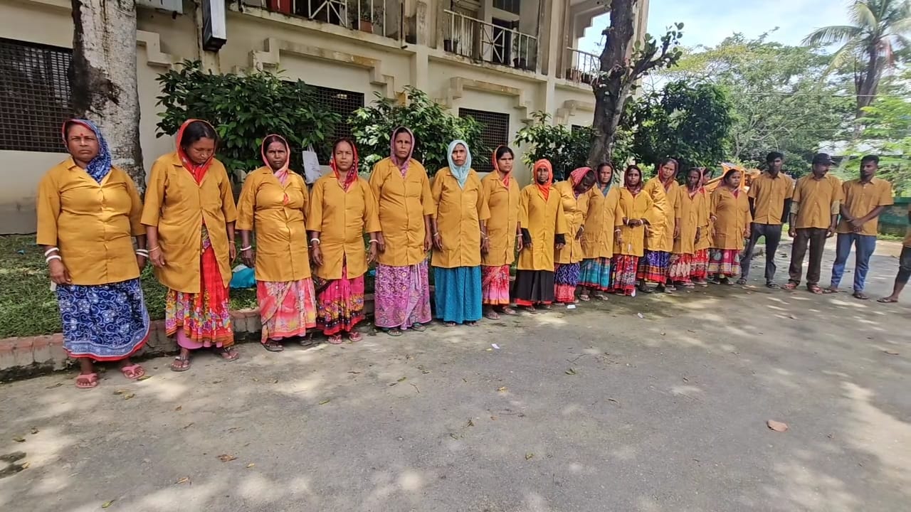 টুঙ্গিপাড়ায় পৌর পরিচ্ছন্ন কর্মীদের মাঝে ইউনিফর্ম বিতরণ