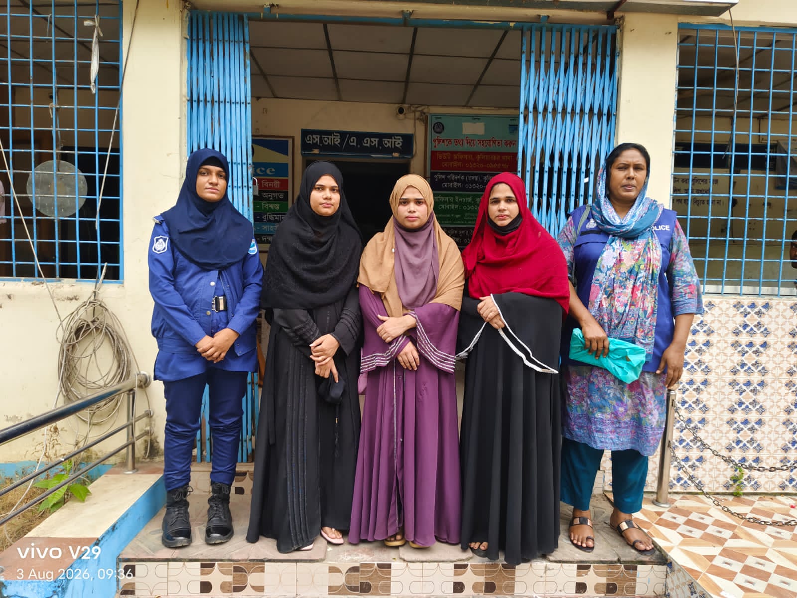 কুলিয়ারচরে সাবেক স্ত্রীর ছবি ভাইরাল করার হুমকি ও ৫ লাখ টাকা চাঁদা দাবি; প্রবাসী স্বামীর ৩ বোন গ্রেপ্তার