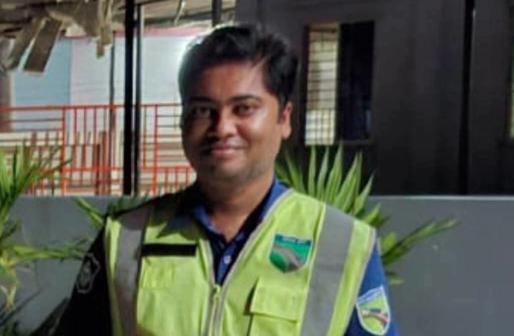 কুলিয়ারচরে হাইওয়ে পুলিশের পিকআপে ট্রাক উল্টে পড়ে ডিউটিরত কনস্টেবল পারভেজ নিহত;আহত-১