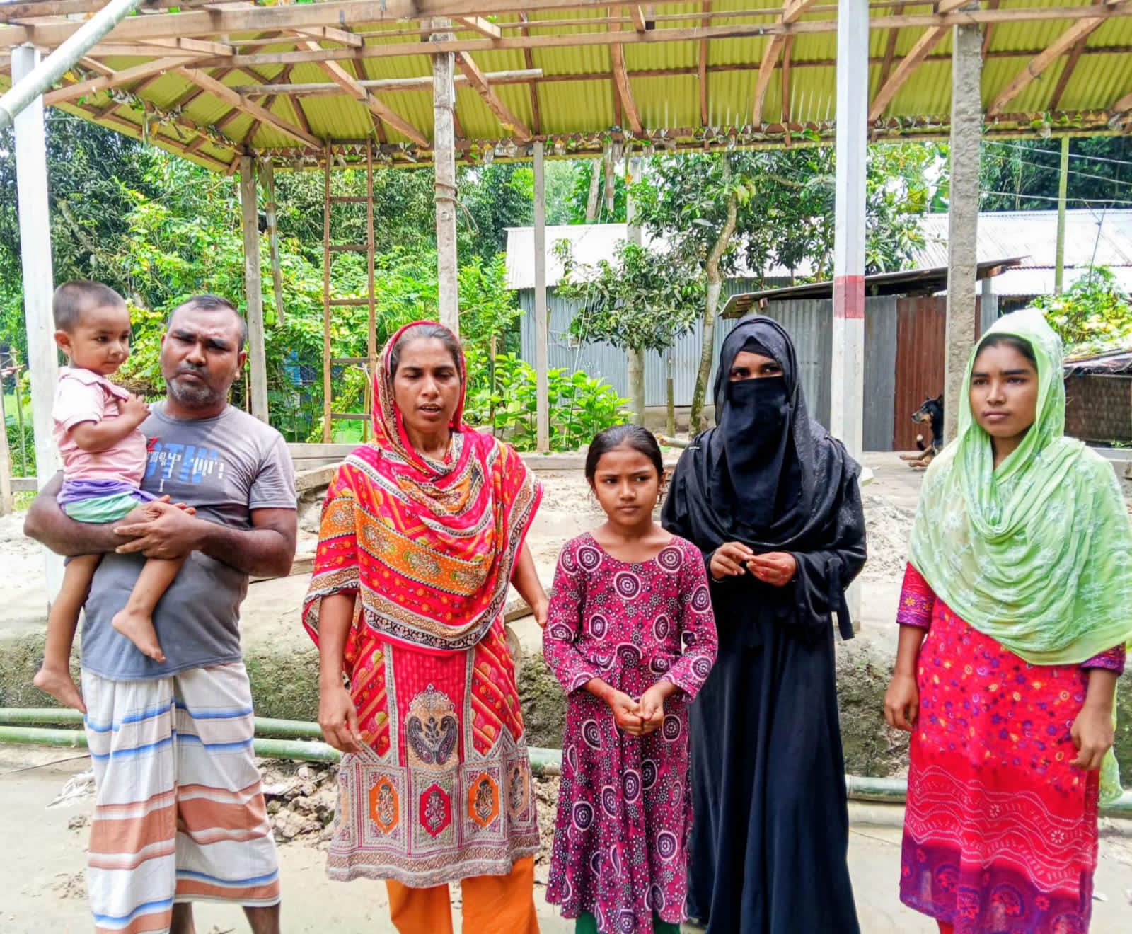 রাস্তার ইট বিক্রি মামলার আসামিকে আশ্রয় দেওয়া বন্ধুকে নেশাগ্রস্ত করে বসতঘর ও আসবাবপত্র বিক্রির অভিযোগ