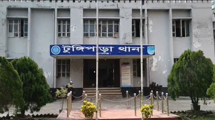 টুঙ্গিপাড়ায়‘৩৬ জুলাই’ স্মারক তোরণে আগুন: ৭৫ জনকে আসামি করে মামলা