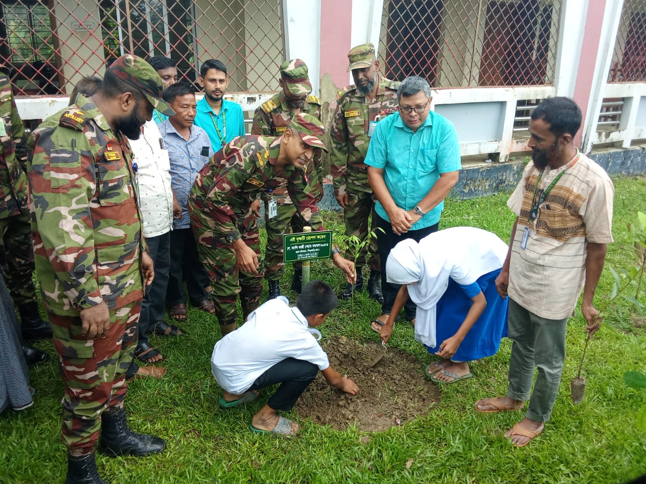 সিন্দুকছড়ি জোনের উদ্যোগে গাছের চারা রোপন ও বিতরণ