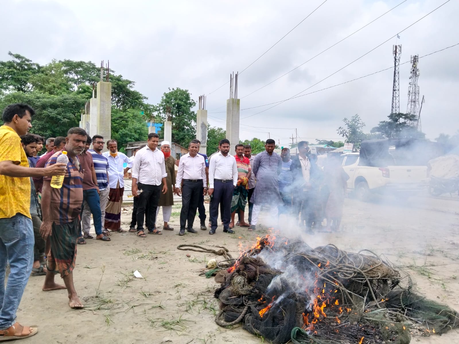 ডুমুরিয়ায় ঘ্যাংরাইল নদীতে অবৈধ বাঁধ ও নেট-পাটার বিরুদ্ধে অভিযান: ১০টি বাঁধ ও নিষিদ্ধ জাল ধ্বংস