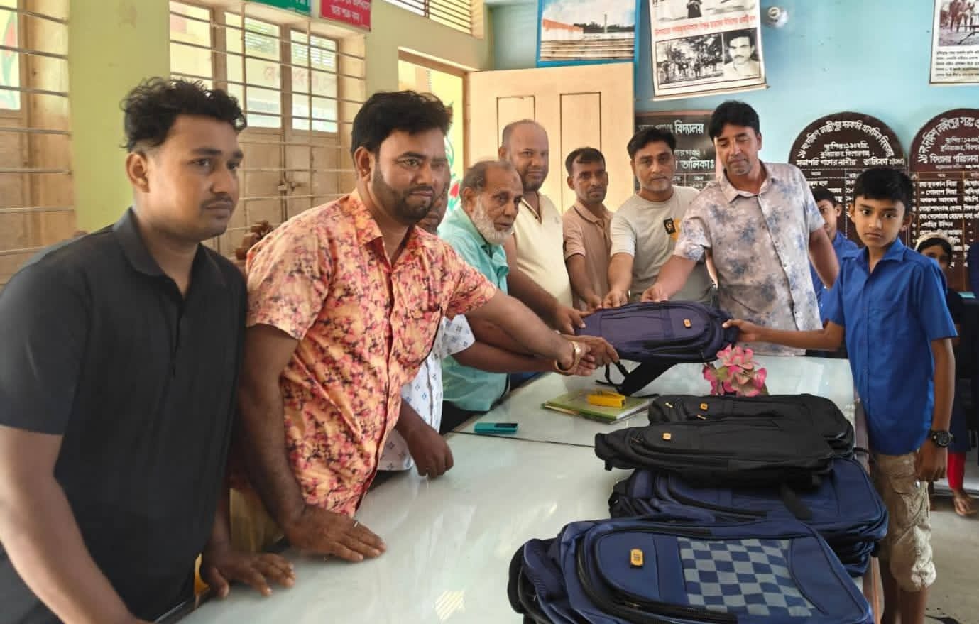 কুলিয়ারচরে প্রাথমিক বিদ্যালয়ের মেধাবী ও দরিদ্র শিক্ষার্থীদের মাঝে বিনামূল্যে স্কুল ব্যাগ বিতরণ