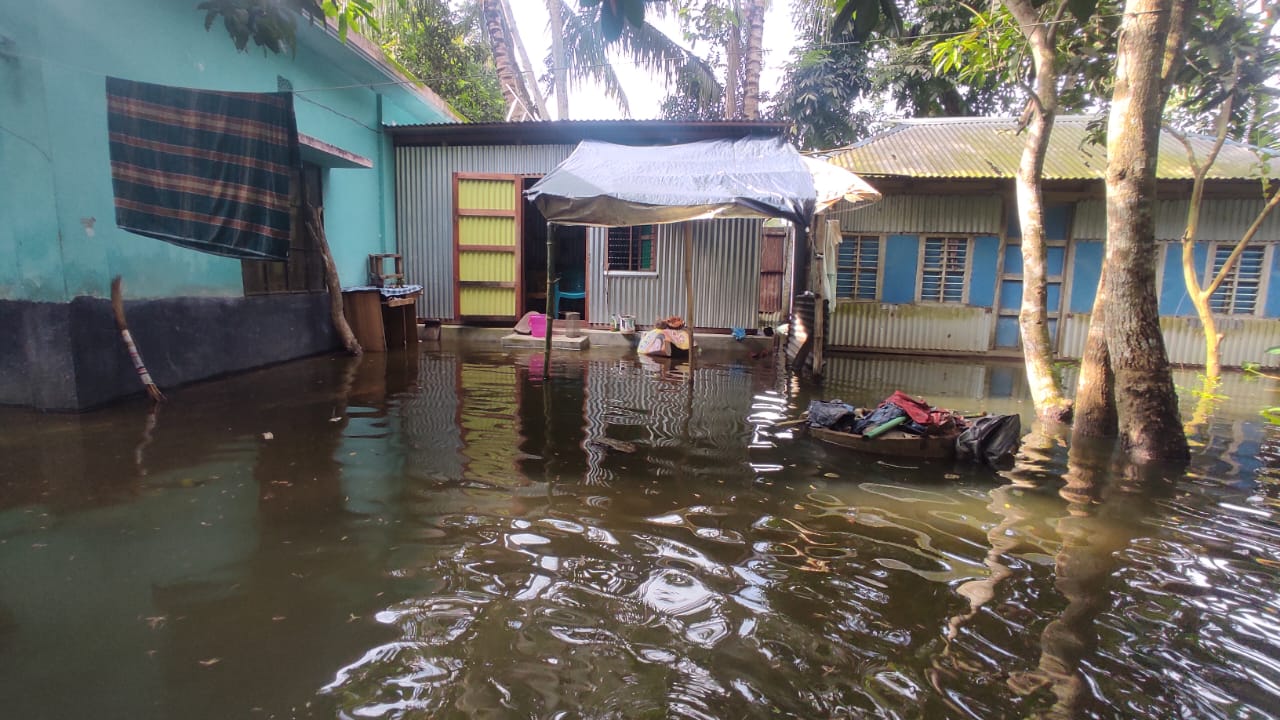 টুঙ্গিপাড়ায় জলাবদ্ধতায় এক গ্রামের শতাধিক পরিবার পানিবন্দী