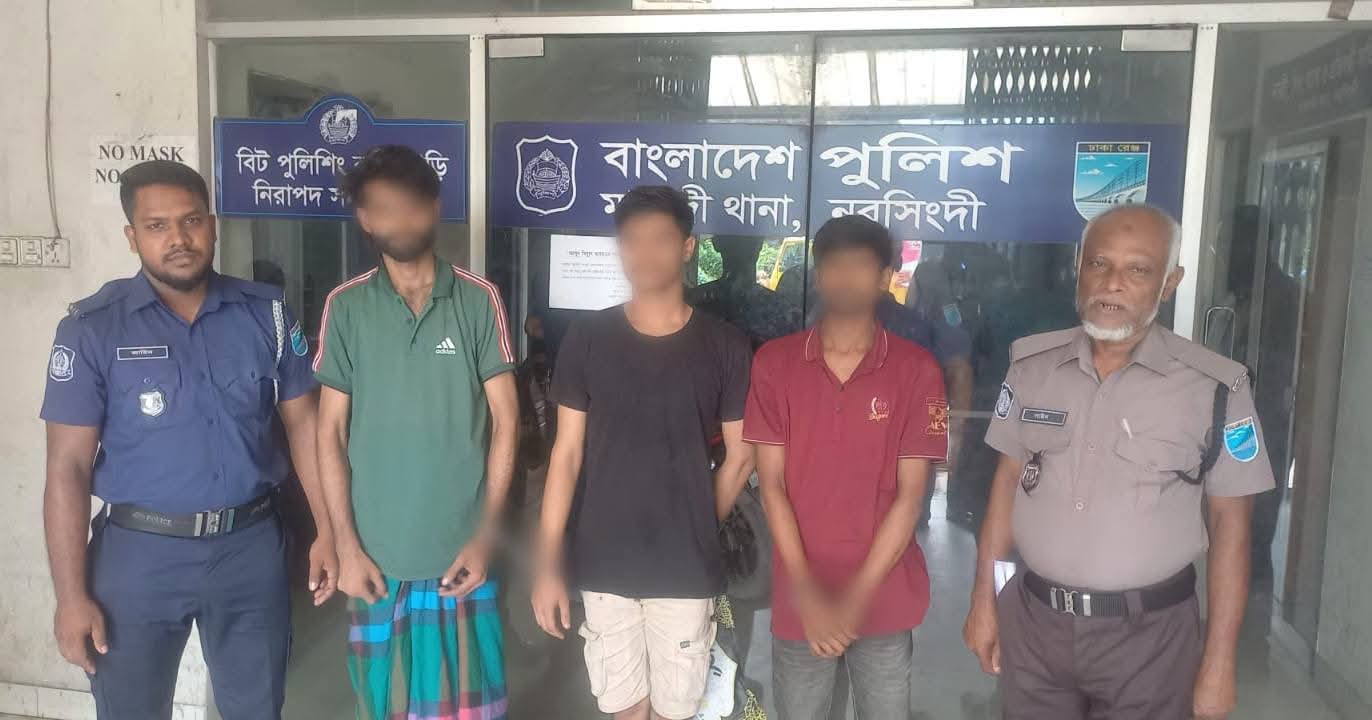 নরসিংদীর বিভিন্ন থানা এলাকায় পুলিশের বিশেষ অভিযান: মাদকসহ বিভিন্ন অপরাধে ৩২ জন গ্রেফতার