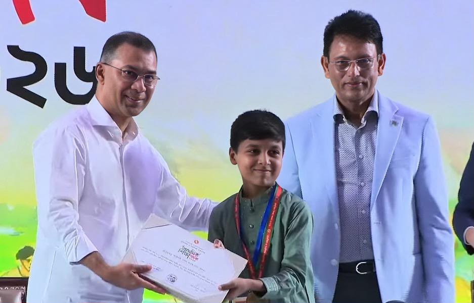 জাতীয় স্তরে ডাবল সাফল্য: প্রধানমন্ত্রীর কাছ থেকে স্বর্ণপদক পেল মাহিম