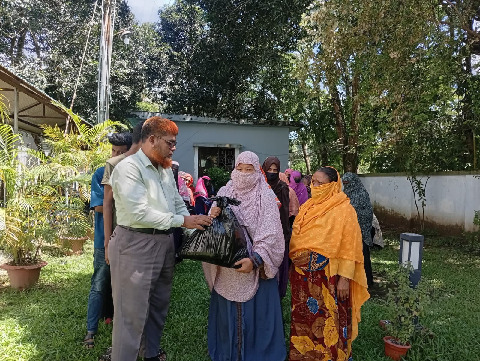 বন্যায় ক্ষতিগ্রস্ত ১৫০ পরিবারের পাশে বান্দরবান সেনা রিজিয়ন, ত্রাণসামগ্রী বিতরণ করল ৬৯ পদাতিক ব্রিগেড,