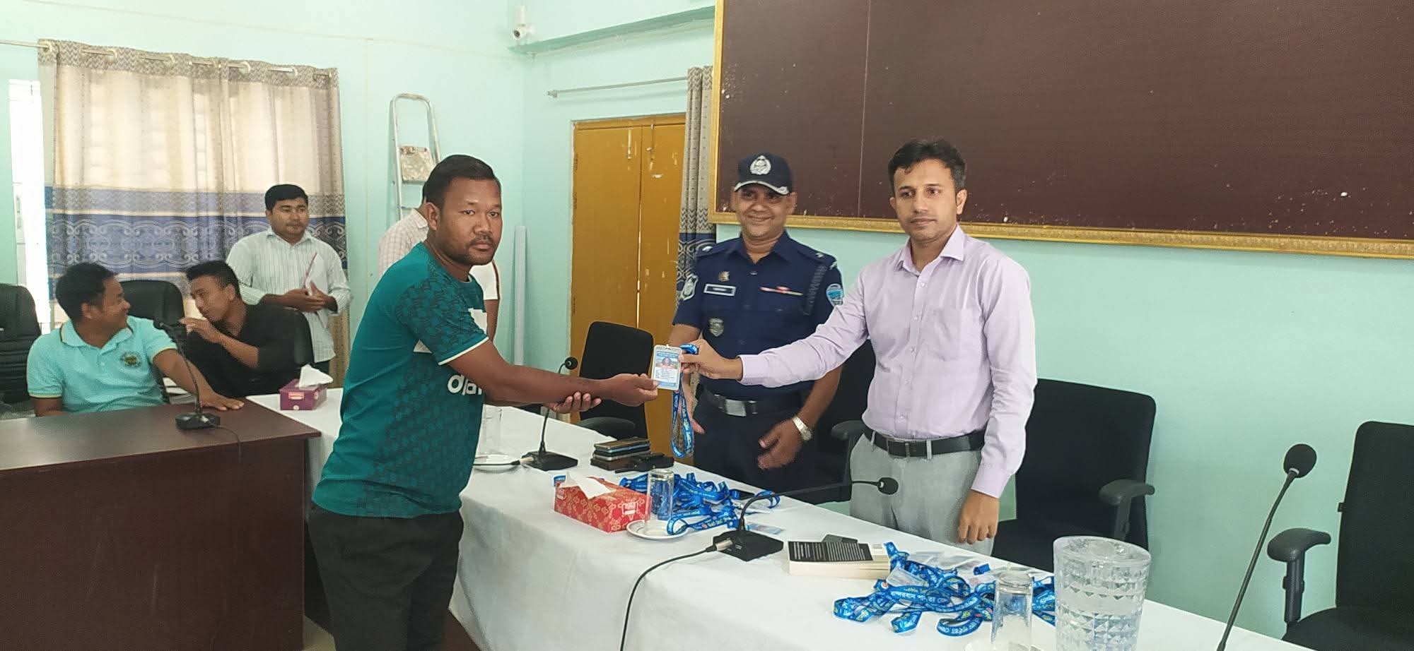বান্দবানে থানচিতে গাইড ও মাঝিদের আইডি কার্ড বিতরণ: পর্যটকদের নিরাপত্তায় উপজেলা প্রশাসনের কঠোর হুশিয়ারি