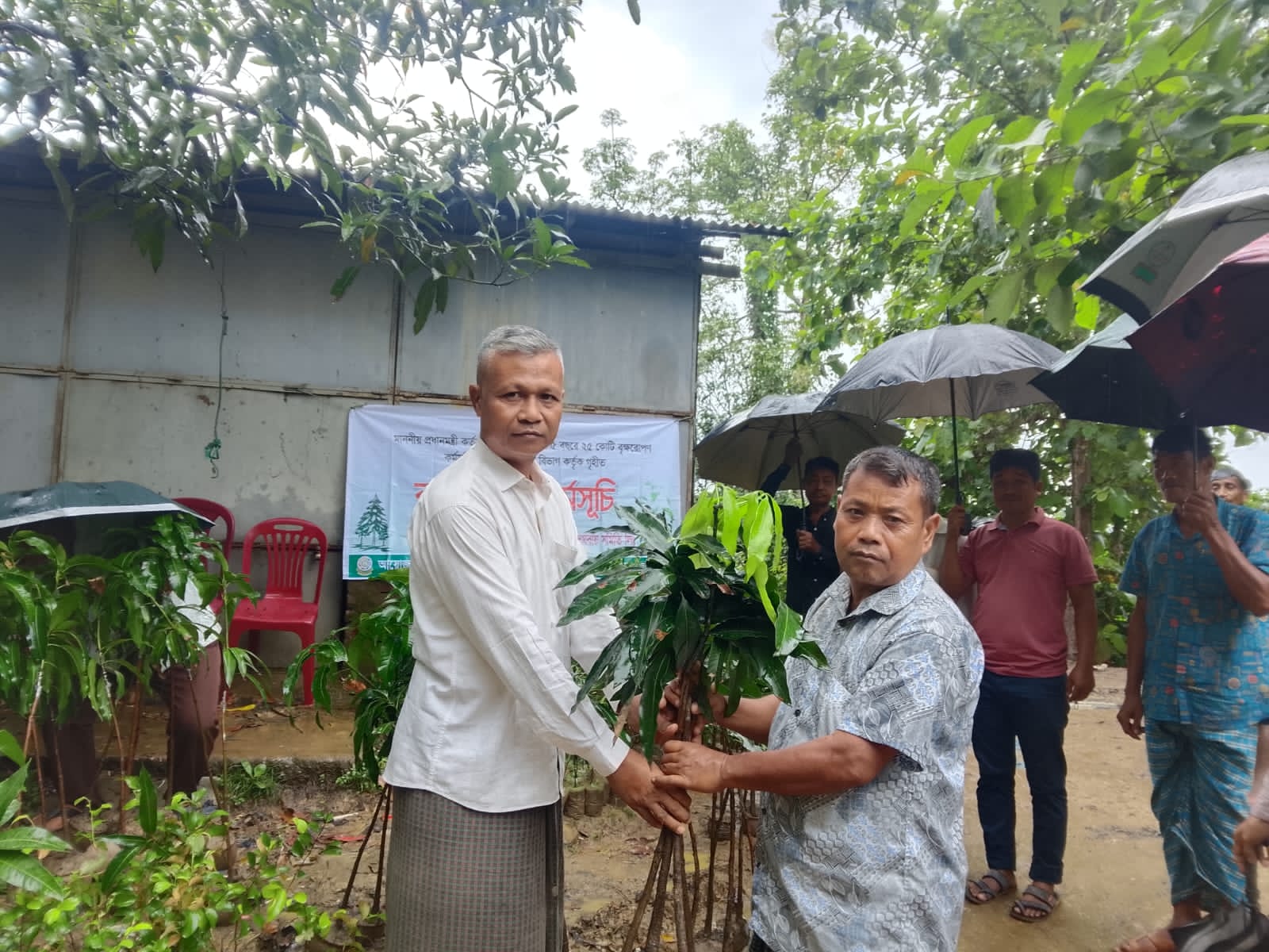 সবুজে ফিরবে পাহাড়, রক্ষা পাবে প্রকৃতি এই স্লোগান নিয়ে —থানচিতে ৭ শতাধিক বৃক্ষচারা বিতরণ