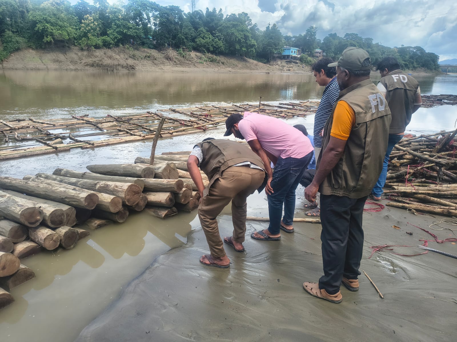 কাঠের চালানের অন্তরালে অবৈধ কাঠ পরিবহন
