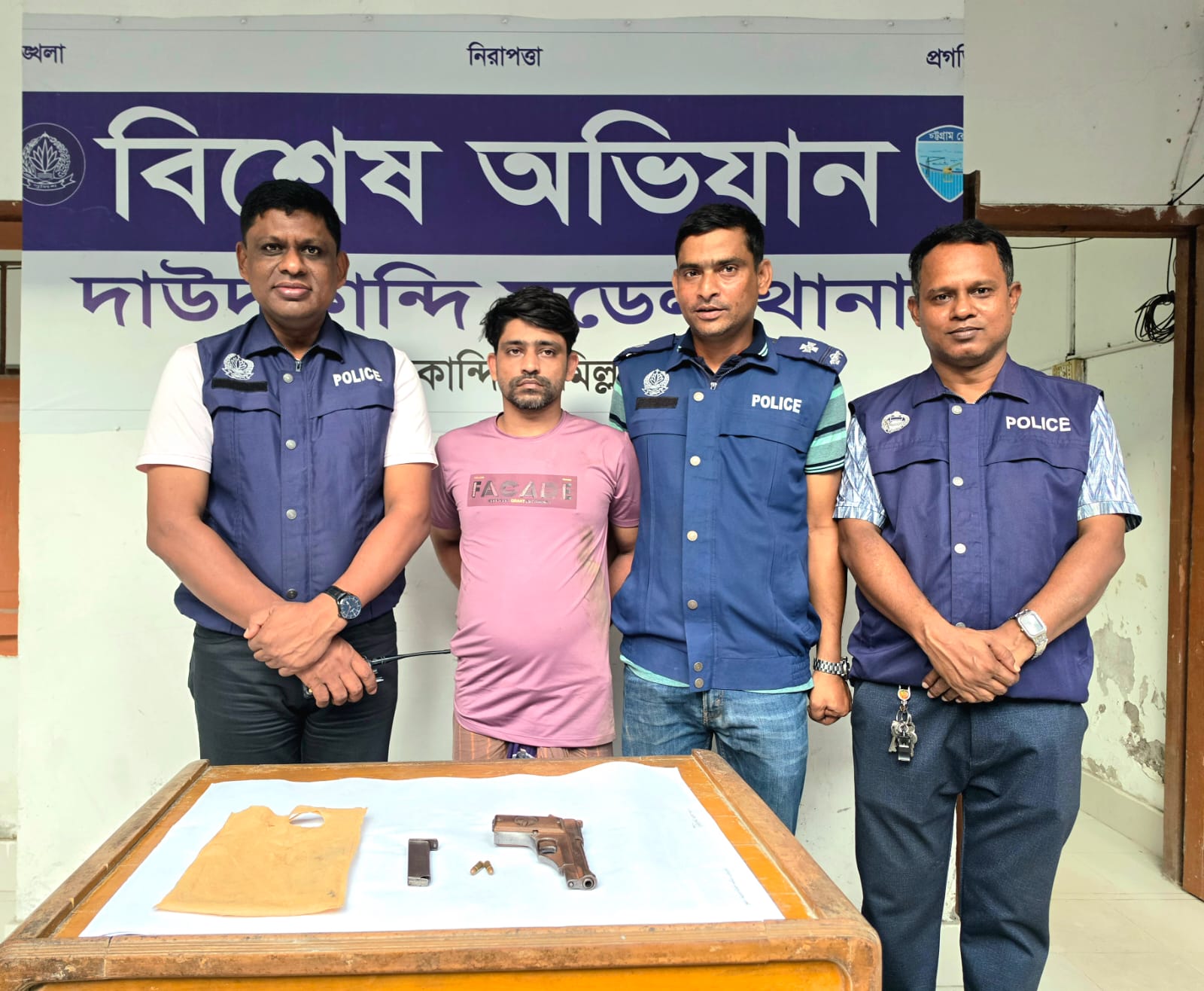 কুমিল্লা দাউদকান্দি পুলিশের জালে ৪ মামলার আসামি, ব্যাগে পিস্তল-গুলি
