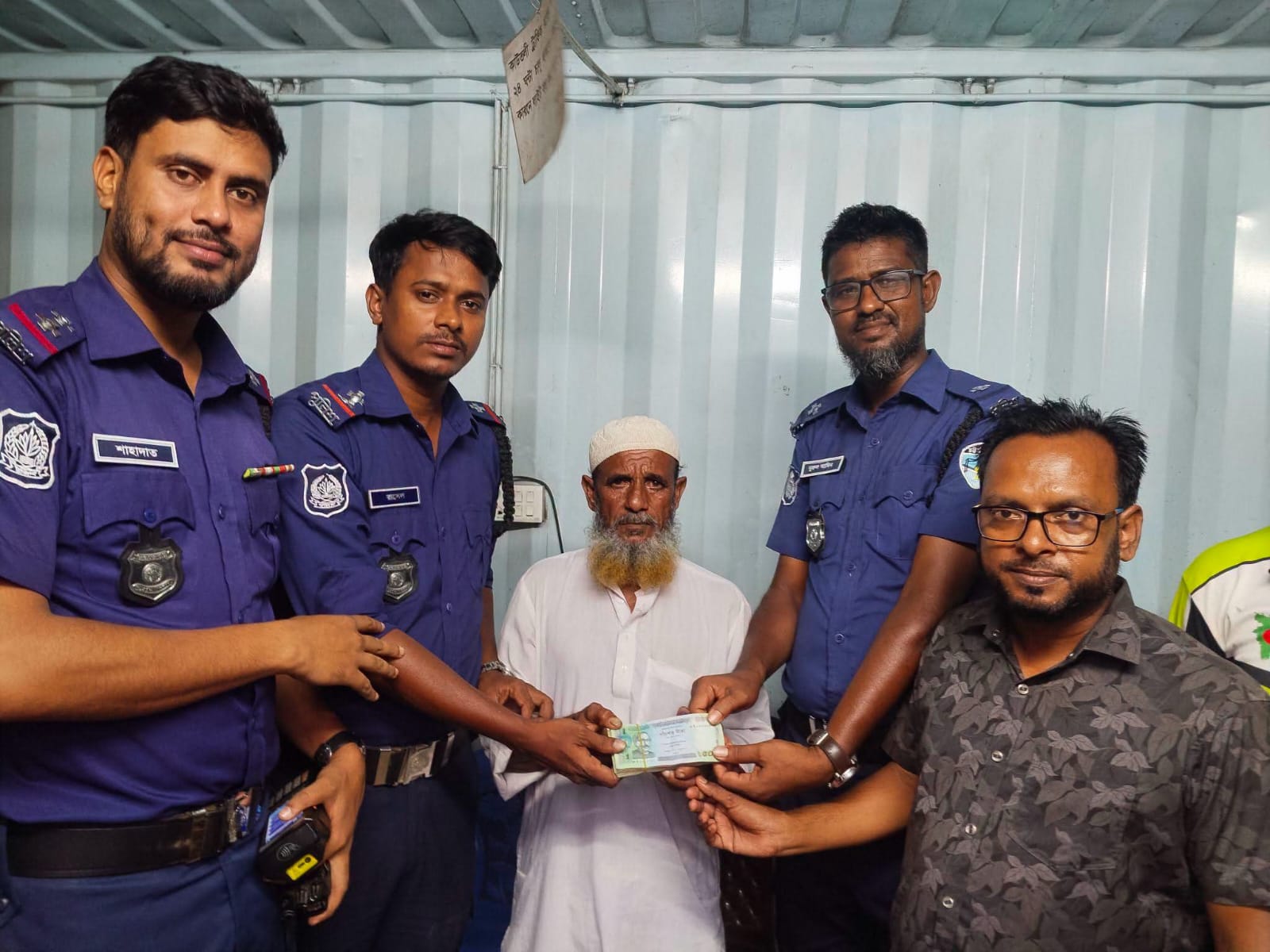 ট্রাফিক পুলিশের সহায়তায় মেয়ের বিয়ের হারানো ৫০ হাজার টাকা ফিরে পেলেন বৃদ্ধ: