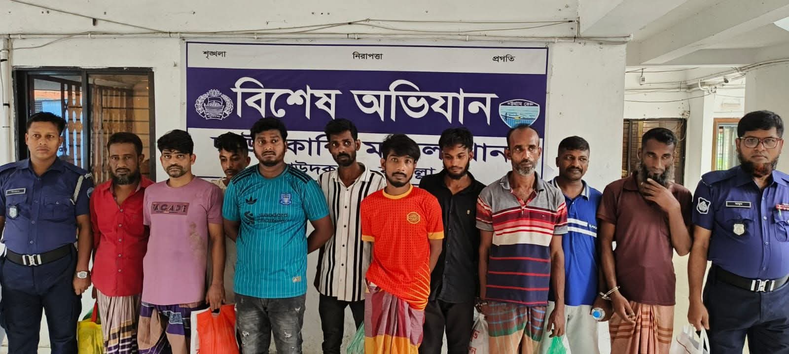 কুমিল্লা দাউদকান্দিতে পুলিশের সাঁড়াশি অভিযান: পিস্তল-গুলি উদ্ধার, গ্রেপ্তার-১০