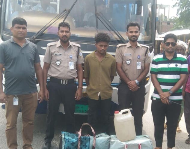 সৈয়দপুরে বাস থেকে ১০০ লিটার চোলাই মদ উদ্ধার, আটক-১ 