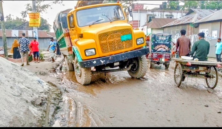 বেহাল দশা দিগপাইত-সরিষাবাড়ী মহাসড়ক: খানাখন্দে দুর্ভোগ, দ্রুত সংস্কারের দাবি