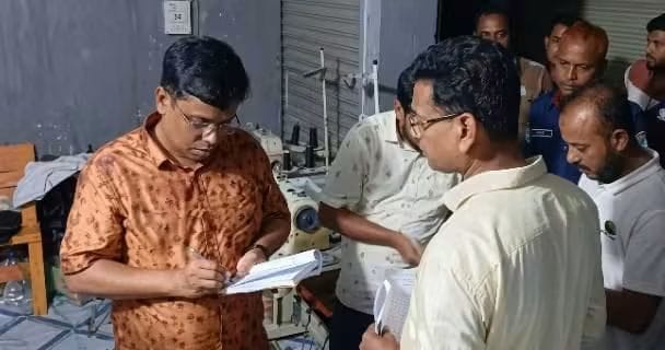 কুলিয়ারচরে রাত ৮টার পর দোকান খোলা রাখায় ৯ ব্যবসা প্রতিষ্ঠানকে জরিমানা