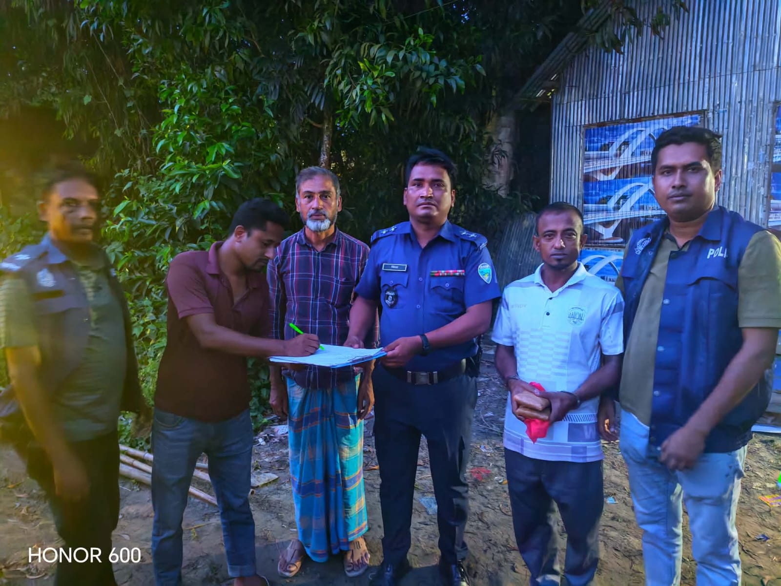 কুমিল্লা বুড়িচং থানা পুলিশের বিশেষ অভিযানে ২ হাজার পিছ ইয়াবাসহ গ্রেপ্তার-১