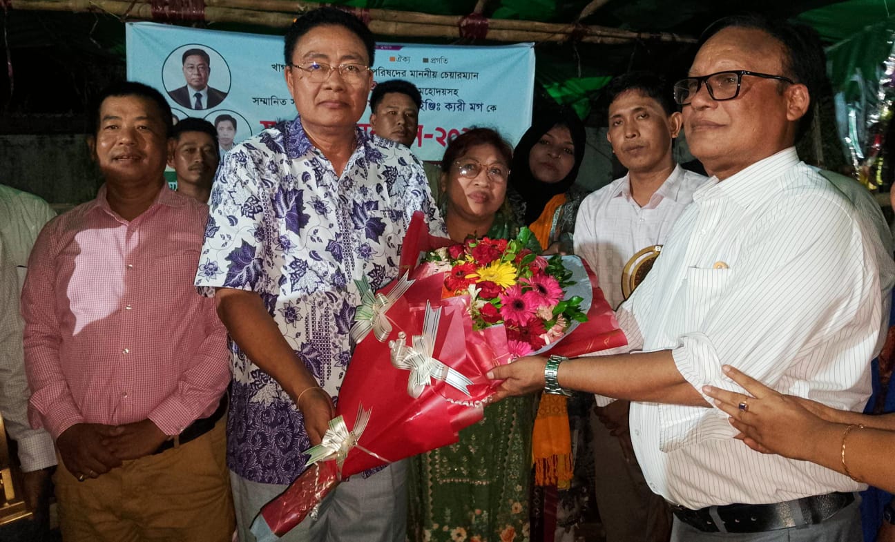 খাগড়াছড়িতে নব-নিযুক্ত পাজেপ চেয়ারম্যান ম্রাসাথোয়াই মারমাকে সর্বস্তরের মানুষের ফুলের শুভেচ্ছা