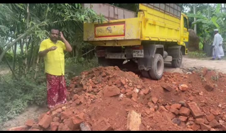 ছোনটিয়া-রশিদপুর সড়ক সংস্কারে নিজ অর্থায়নে এগিয়ে এলেন চেয়ারম্যান পদপ্রার্থী অ্যাডভোকেট জামিল হাসান তাপস