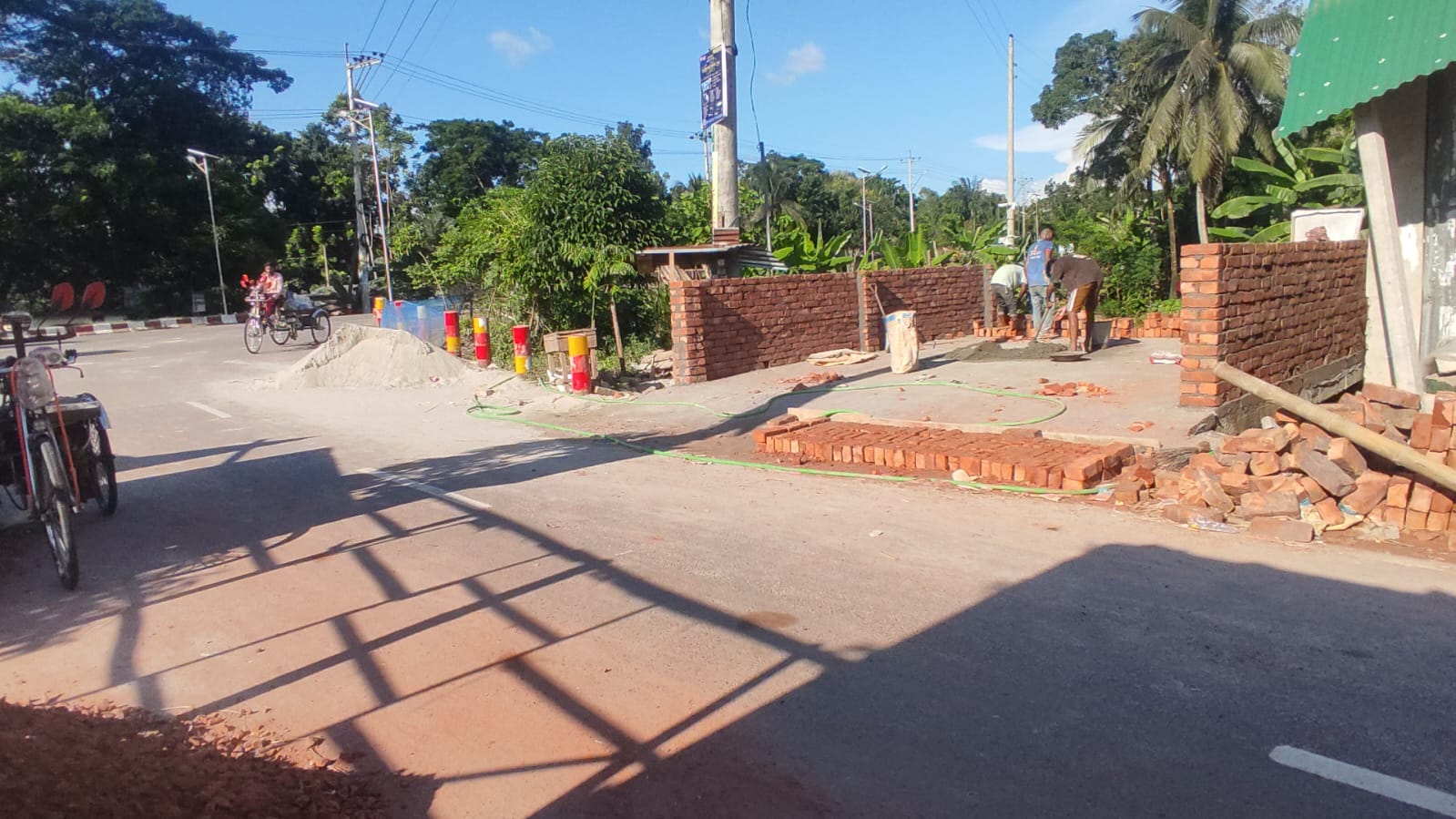 সরকারি জায়গা দখল করে পাকা দোকান নির্মাণের অভিযোগ টুঙ্গিপাড়ায়