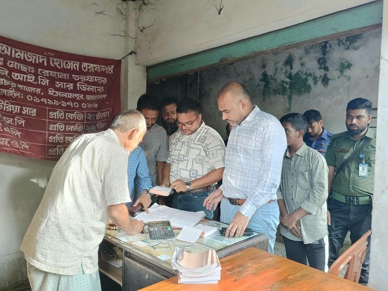 ইসলামপুরে সার কালোবাজারে বিক্রির অভিযোগে ২০ হাজার টাকা করে জরিমানা
