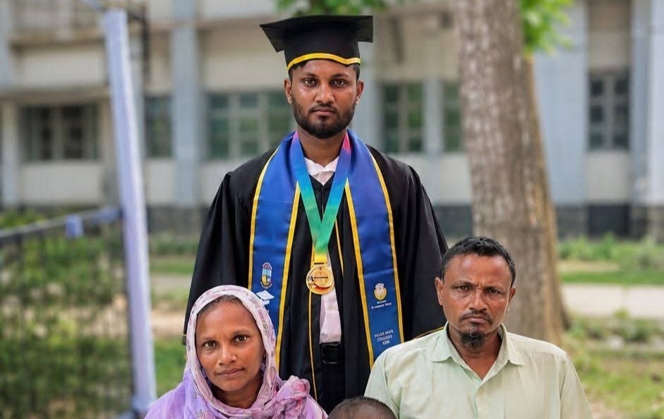 অভাবকে জয় করে গ্র্যাজুয়েট রবিন:’সাফল্যের প্রথম ও শেষ কারিগর আমার মা-বাবা’